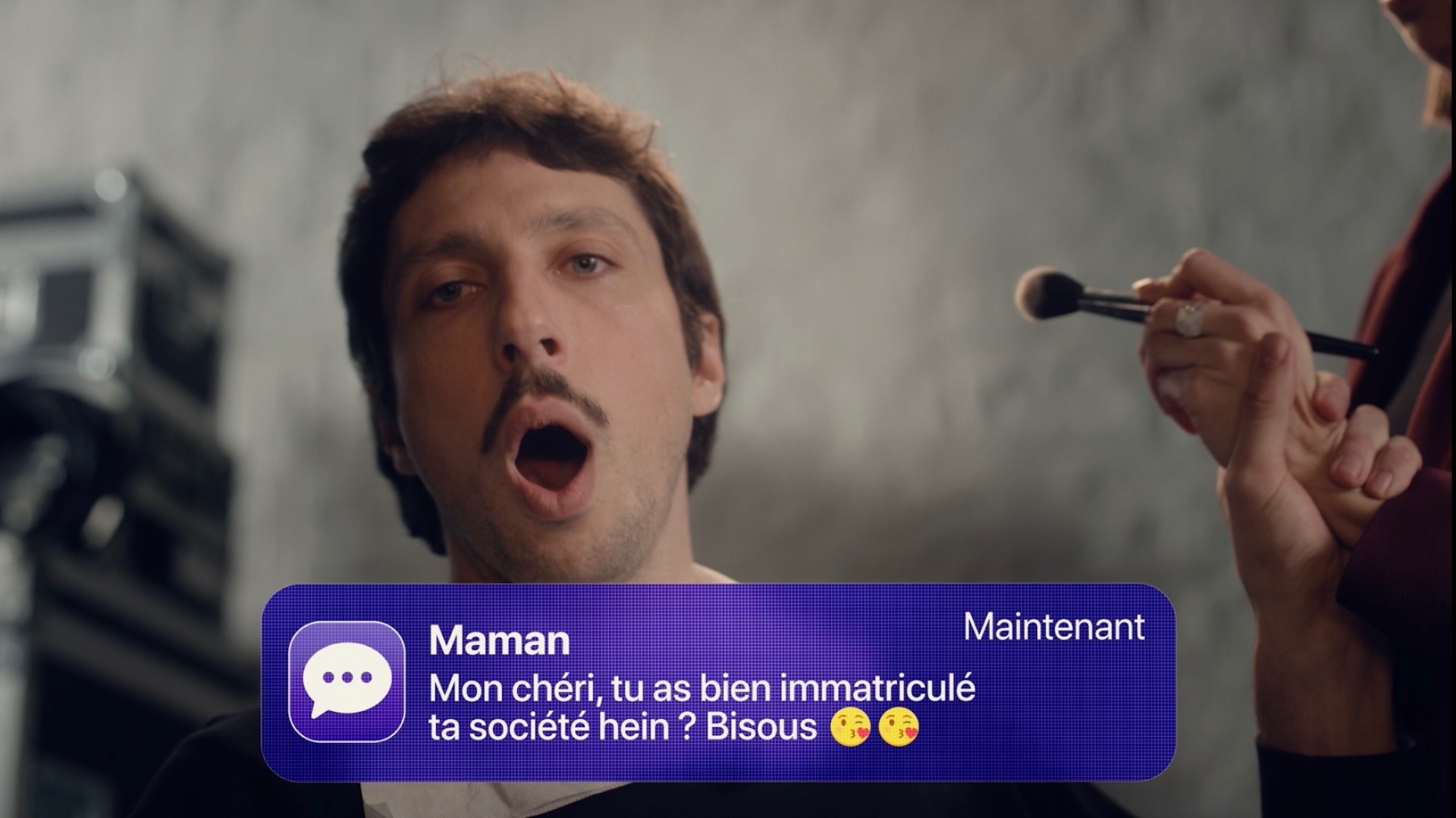 Homme maquillé recevant un message de sa maman