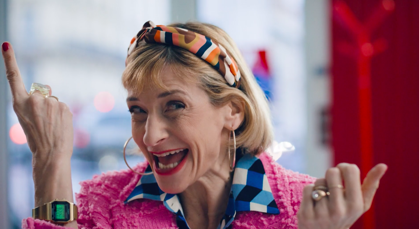 Femme souriante en veste rose, campagne AS Formation
