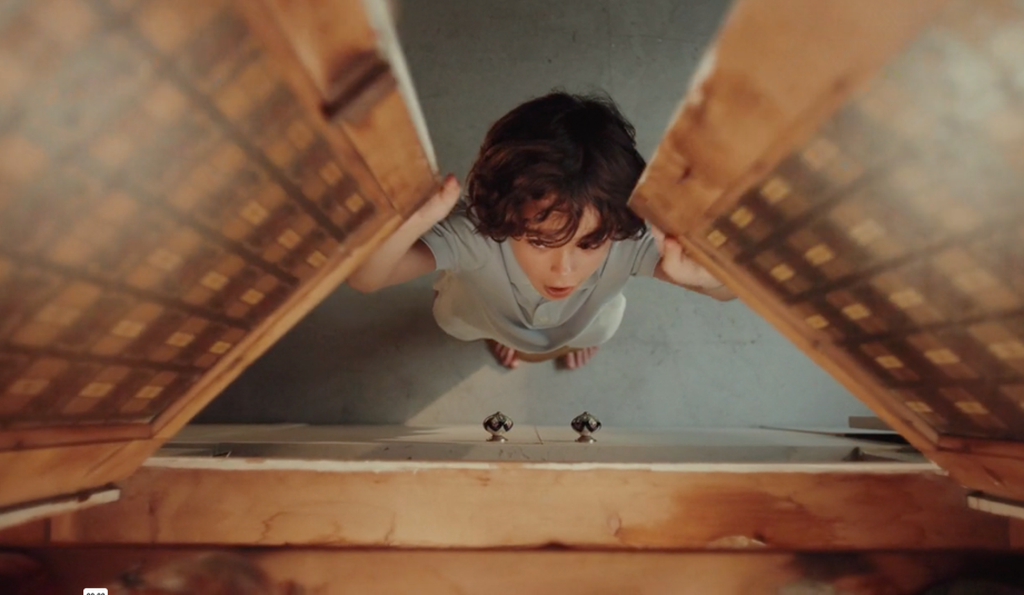 Enfant ouvrant un placard en bois