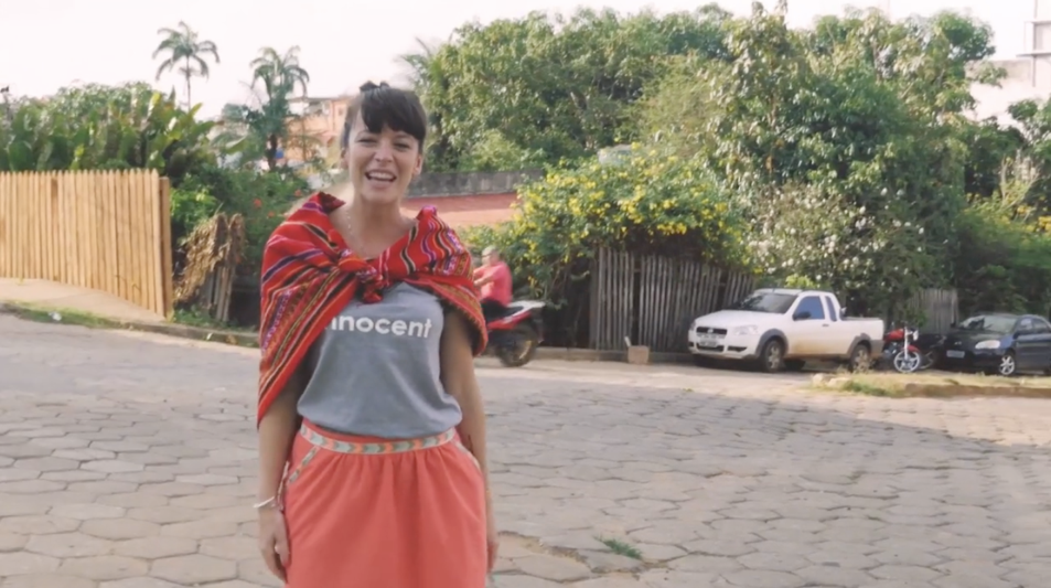 Femme portant un t-shirt innocent