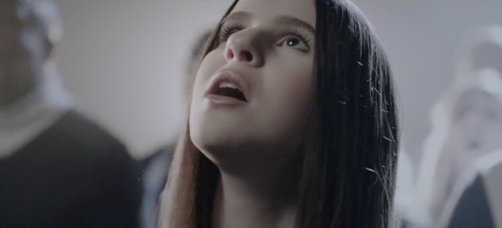 Plan d'un clip : femme regardant vers le haut