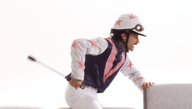 Le jockey, billboard Les Experts Meubles