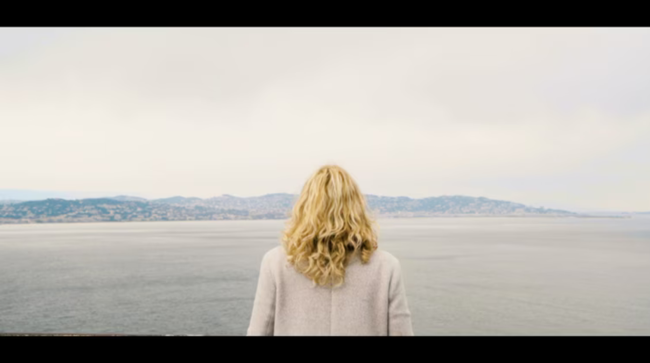 Femme face à la mer