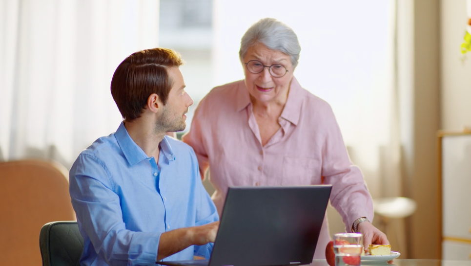 Deux personnes devant un ordinateur portable
