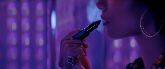 Plan d'un clip : femme se maquillant les lèvres