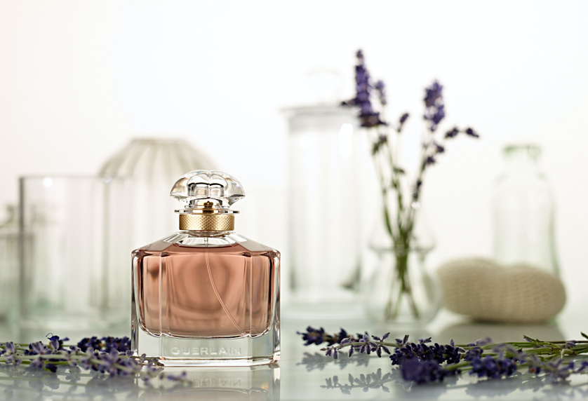 Flacon de parfum Guerlain entouré de lavande