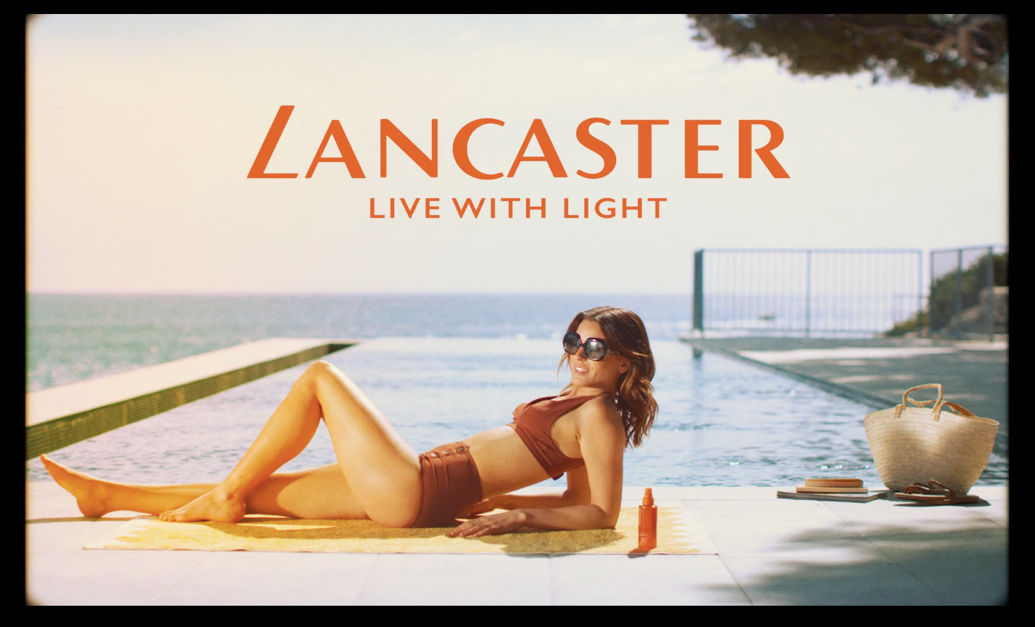 Visuel de campagne Lancaster au bord d'une piscine