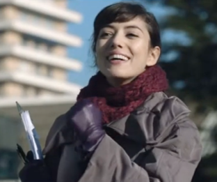 Femme souriante en extérieur